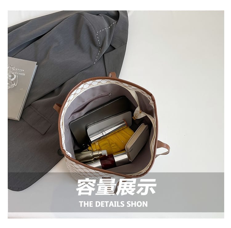 Classic Everyday Shoulder Bag – Adjustable Strap & Minimalist Design