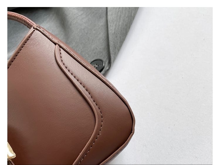 Classic Everyday Shoulder Bag – Adjustable Strap & Minimalist Design