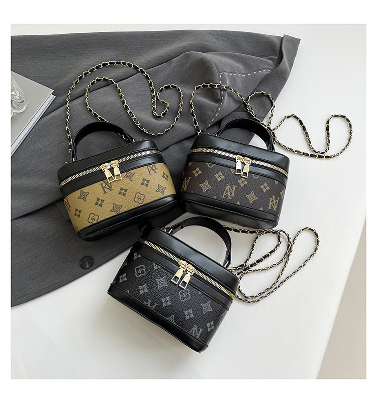 Classic Everyday Shoulder Bag – Adjustable Strap & Minimalist Design