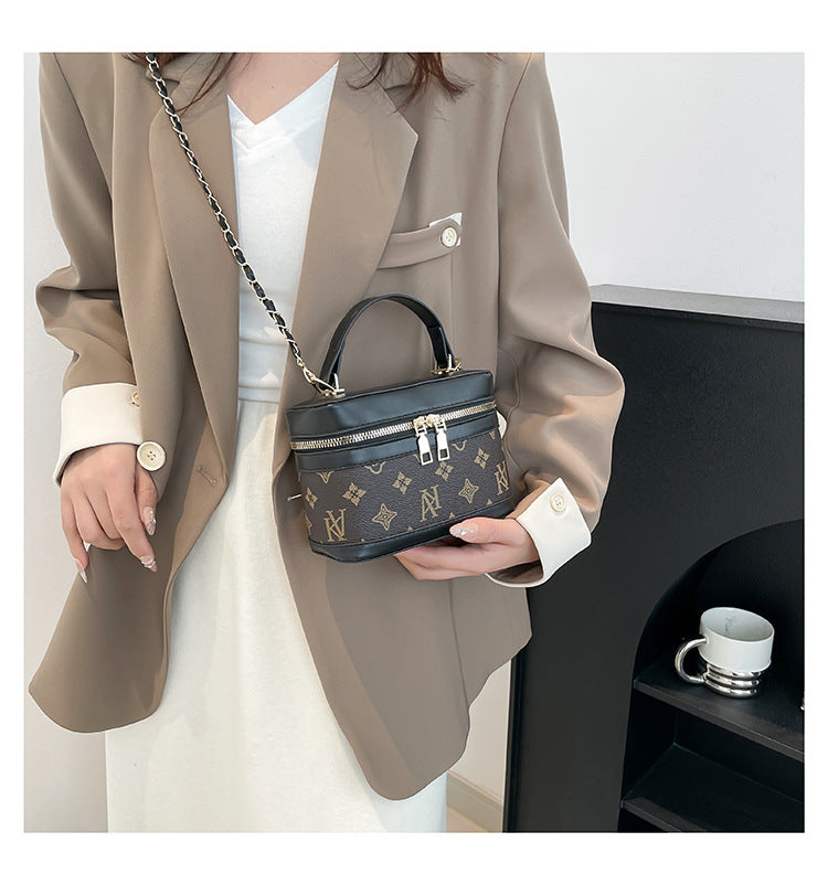 Classic Everyday Shoulder Bag – Adjustable Strap & Minimalist Design