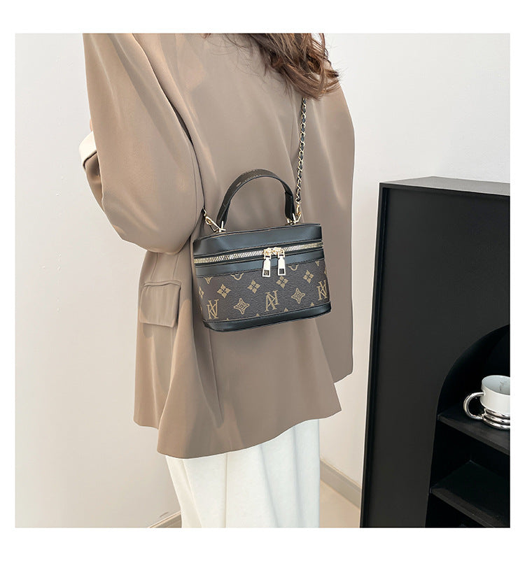 Classic Everyday Shoulder Bag – Adjustable Strap & Minimalist Design