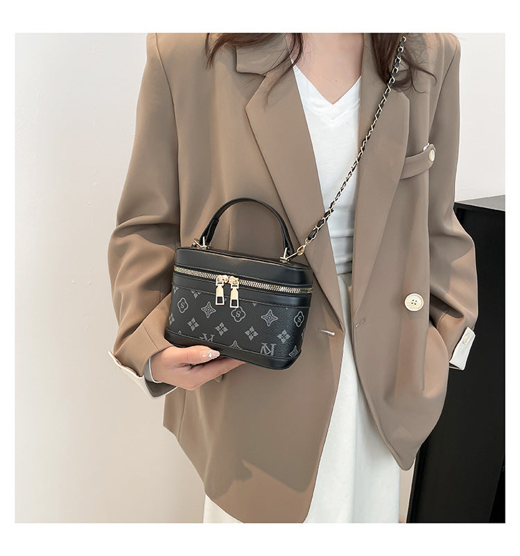 Classic Everyday Shoulder Bag – Adjustable Strap & Minimalist Design