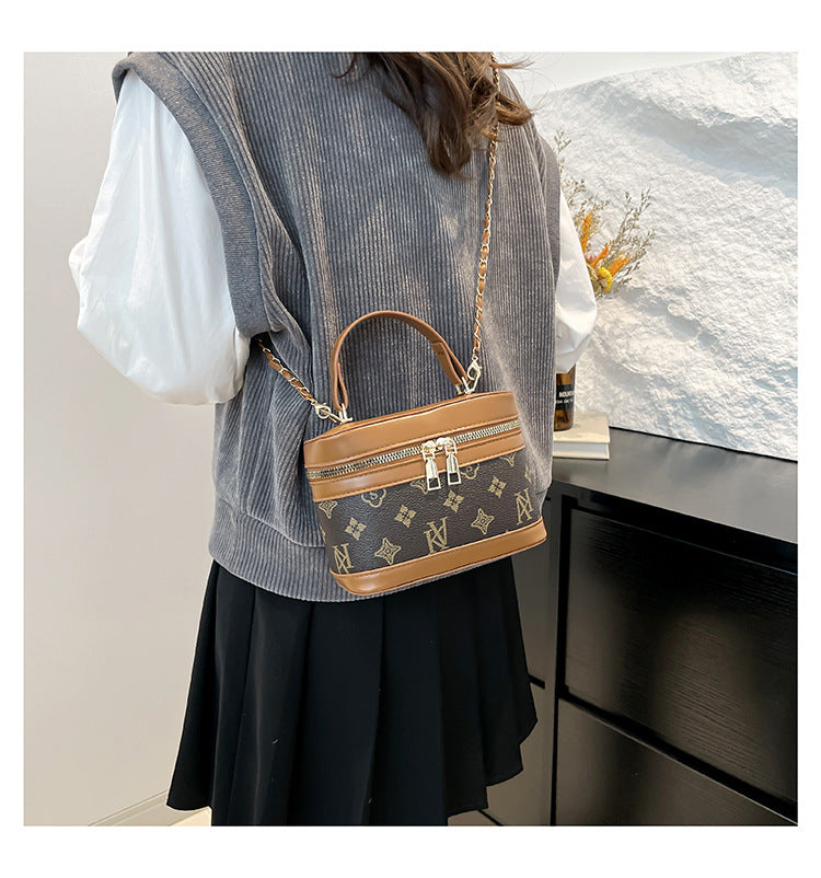 Classic Everyday Shoulder Bag – Adjustable Strap & Minimalist Design