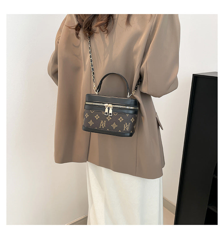 Classic Everyday Shoulder Bag – Adjustable Strap & Minimalist Design