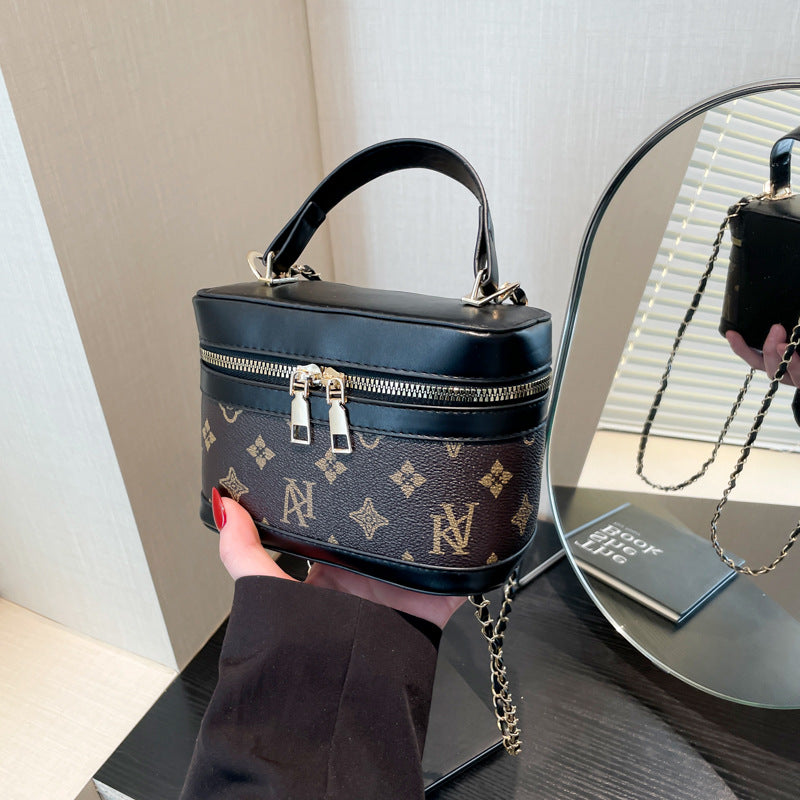 Classic Everyday Shoulder Bag – Adjustable Strap & Minimalist Design