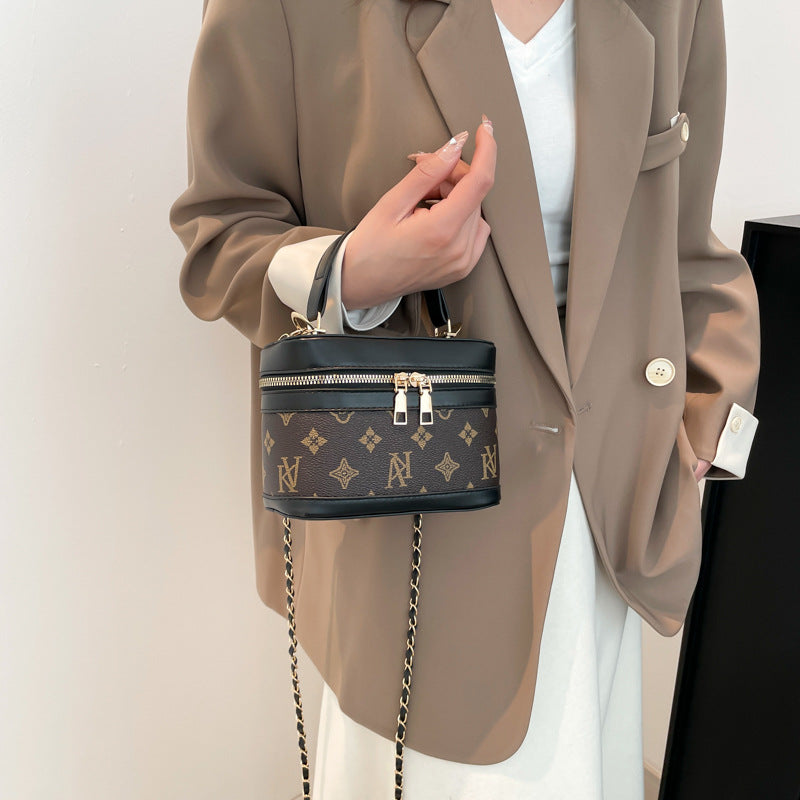 Classic Everyday Shoulder Bag – Adjustable Strap & Minimalist Design