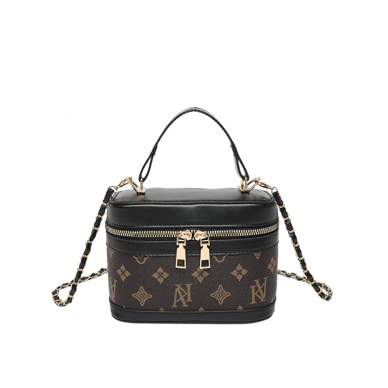 Classic Everyday Shoulder Bag – Adjustable Strap & Minimalist Design