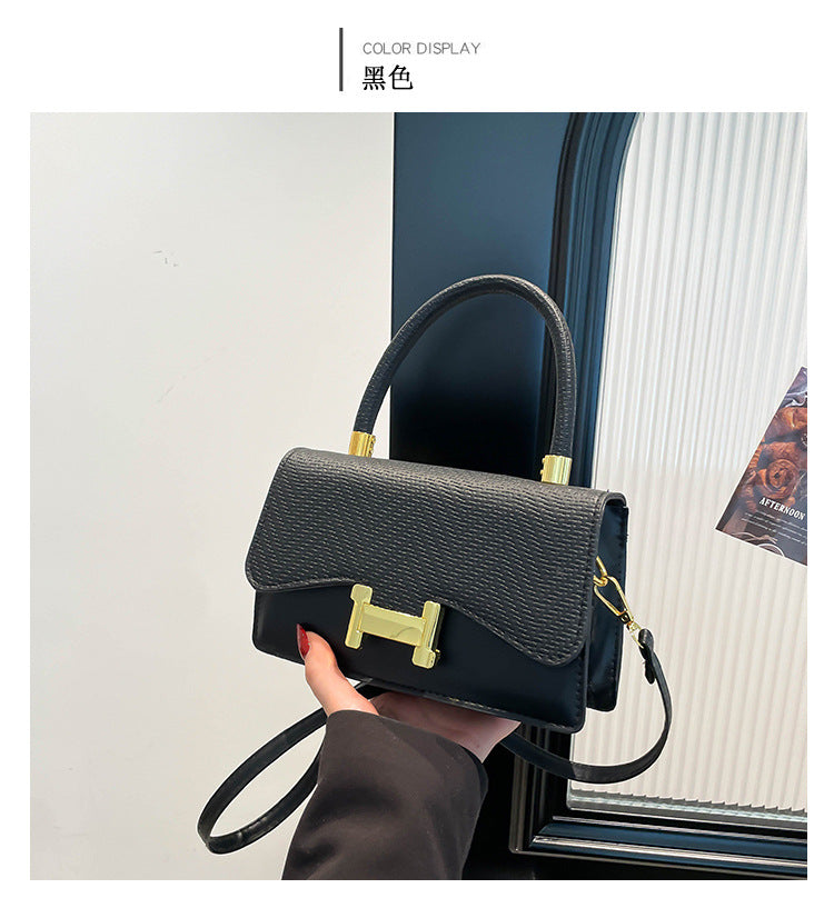 Classic Everyday Shoulder Bag – Adjustable Strap & Minimalist Design