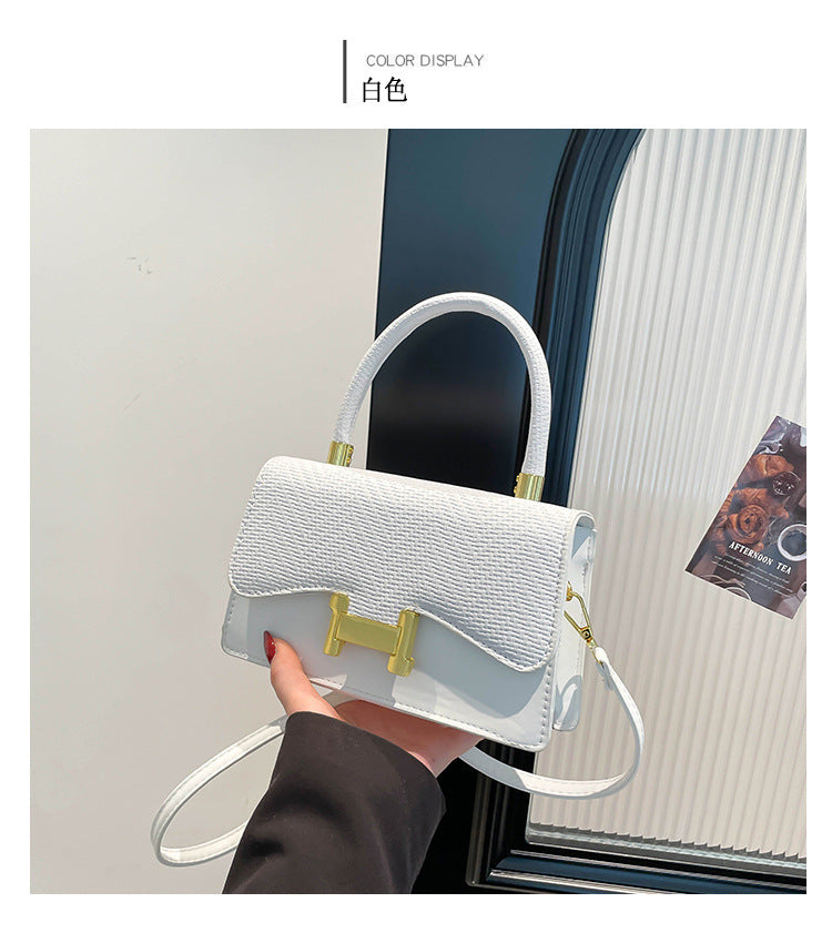 Classic Everyday Shoulder Bag – Adjustable Strap & Minimalist Design