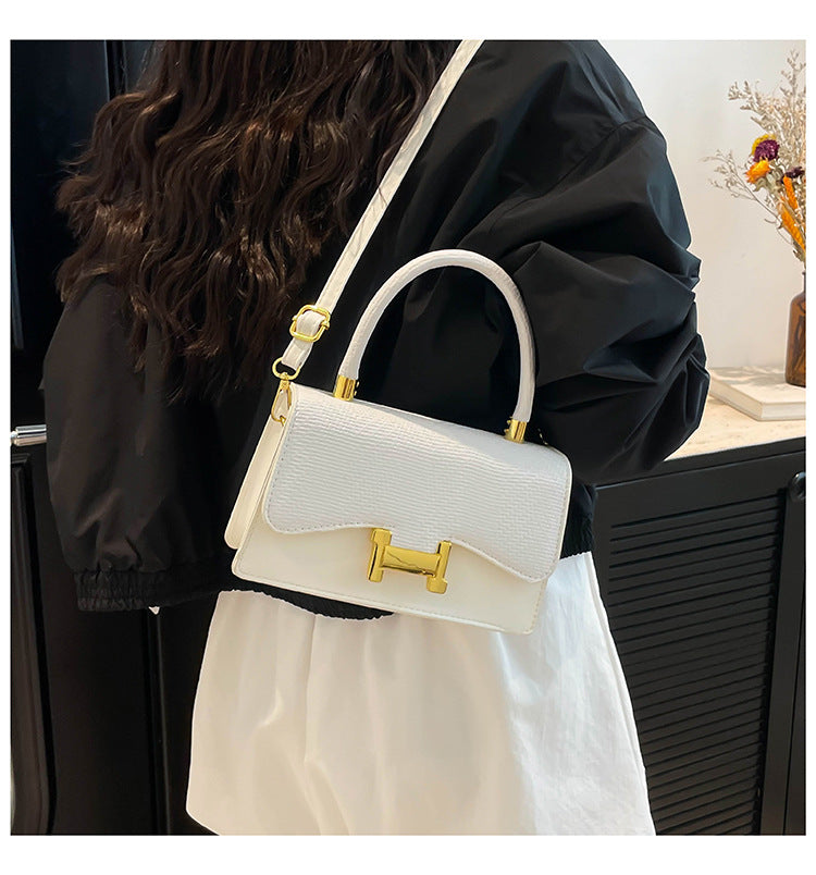 Classic Everyday Shoulder Bag – Adjustable Strap & Minimalist Design
