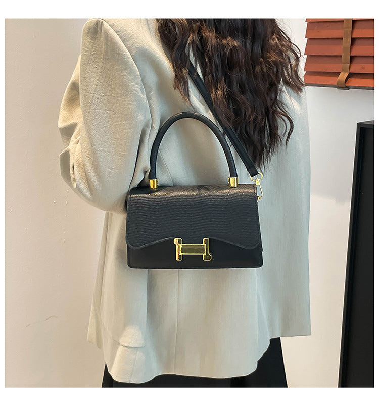 Classic Everyday Shoulder Bag – Adjustable Strap & Minimalist Design