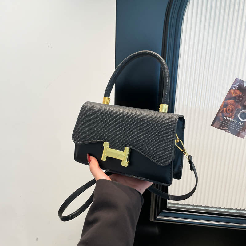 Classic Everyday Shoulder Bag – Adjustable Strap & Minimalist Design