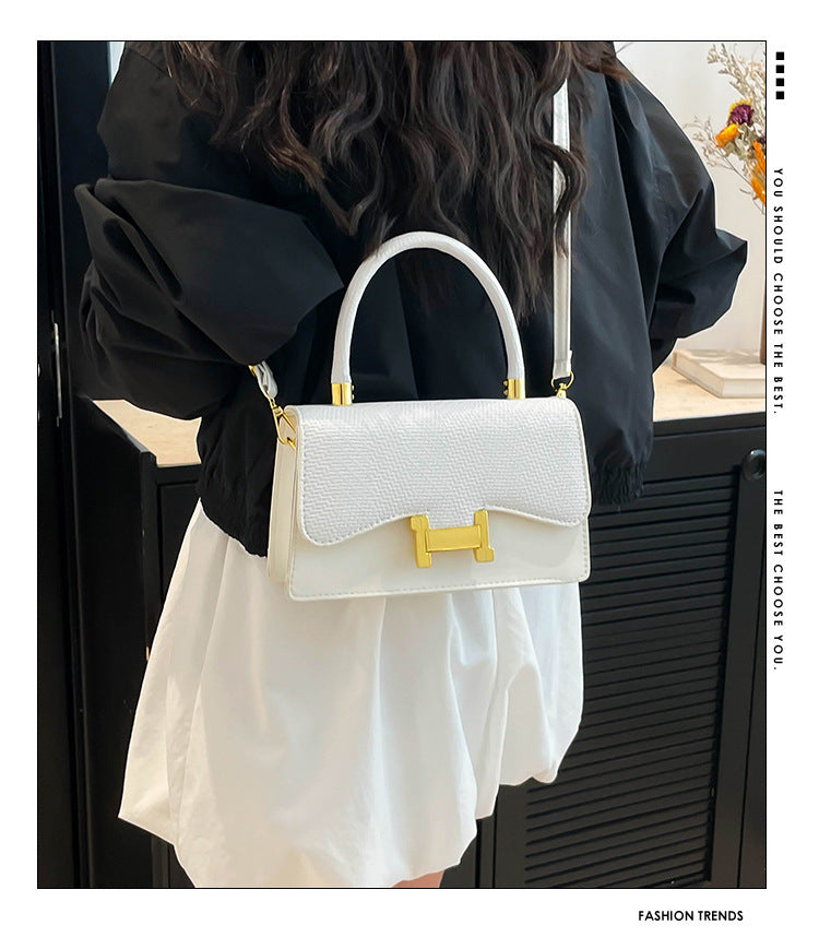 Classic Everyday Shoulder Bag – Adjustable Strap & Minimalist Design