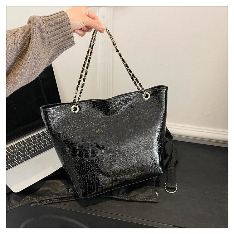 Classic Everyday Shoulder Bag – Adjustable Strap & Minimalist Design