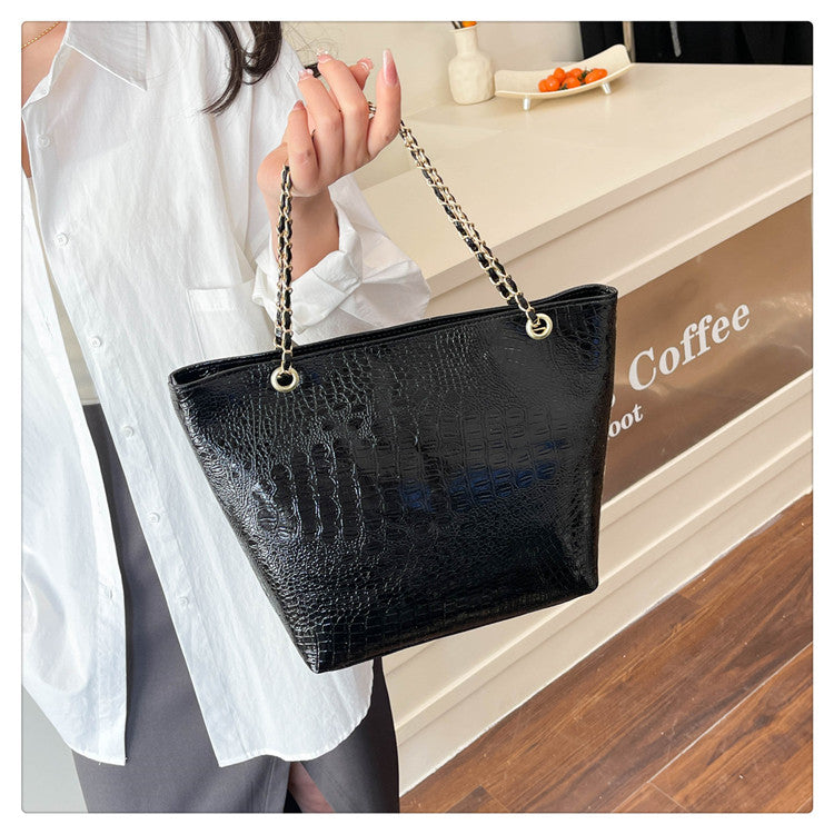 Classic Everyday Shoulder Bag – Adjustable Strap & Minimalist Design