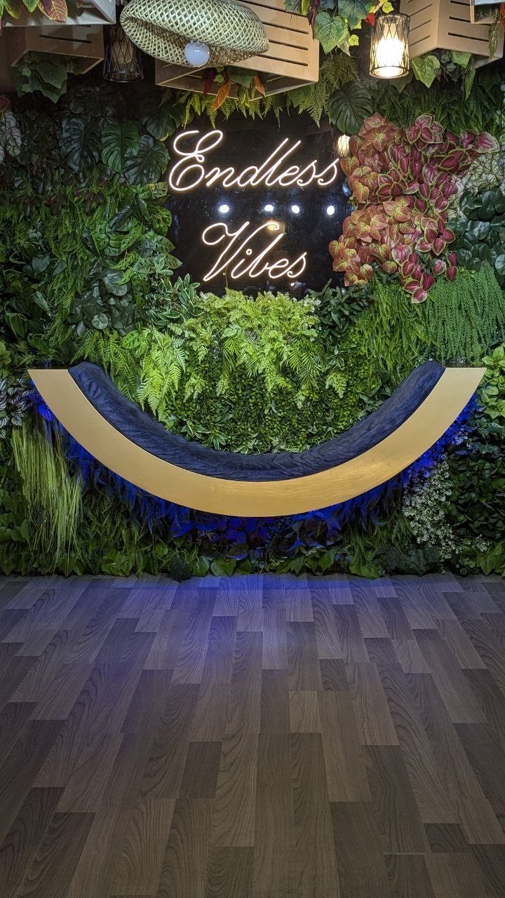 Statement Green Wall & Swing