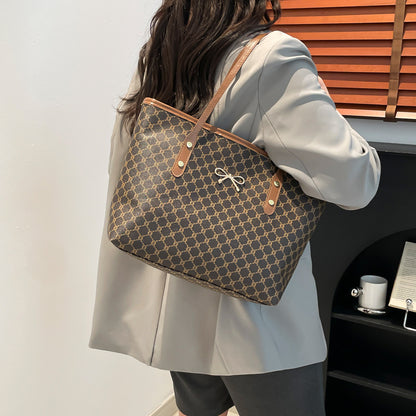 Classic Everyday Shoulder Bag – Adjustable Strap & Minimalist Design