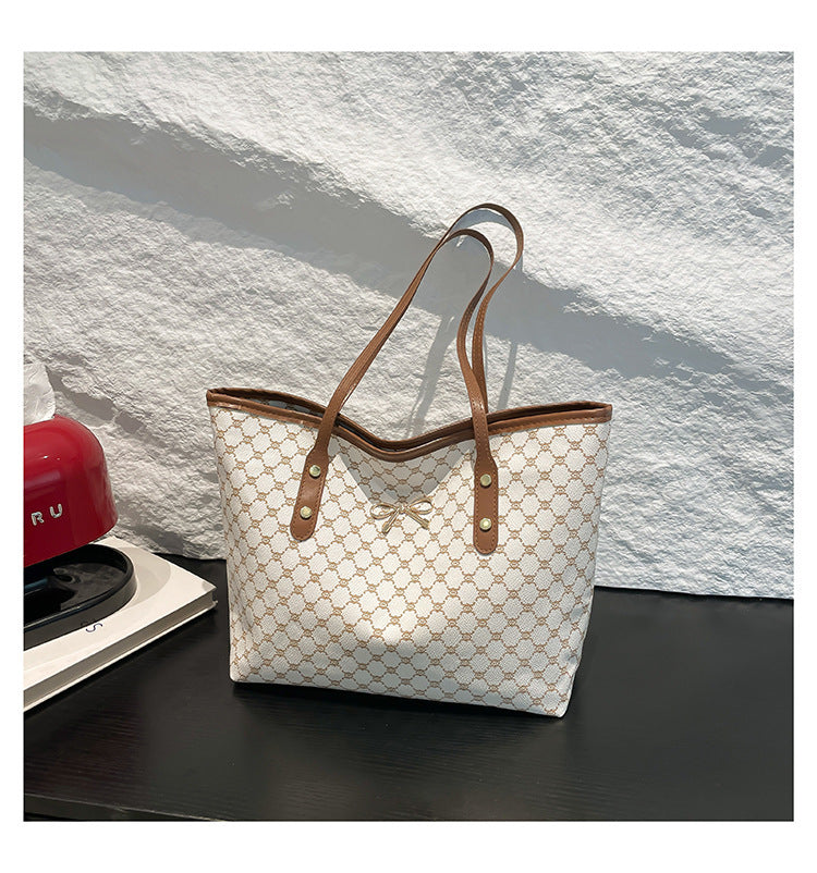 Classic Everyday Shoulder Bag – Adjustable Strap & Minimalist Design