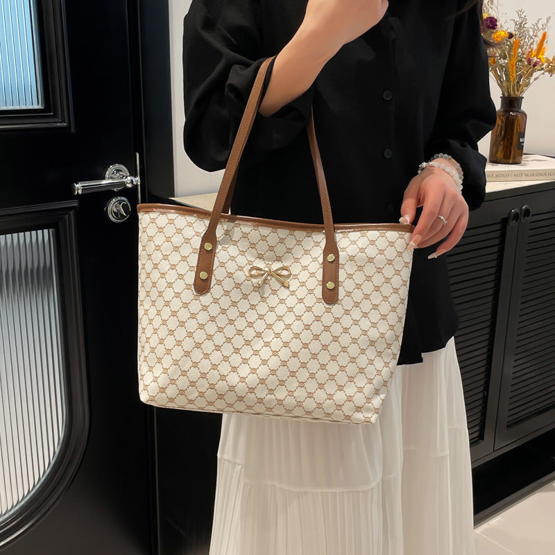 Classic Everyday Shoulder Bag – Adjustable Strap & Minimalist Design