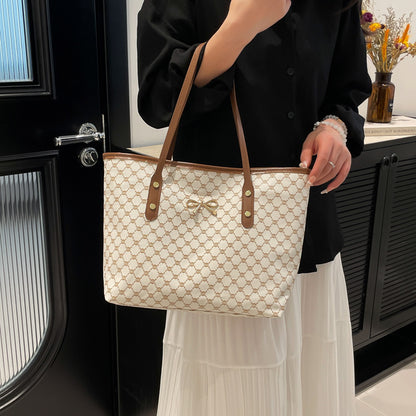Classic Everyday Shoulder Bag – Adjustable Strap & Minimalist Design