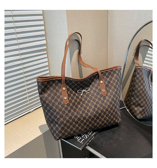 Classic Everyday Shoulder Bag – Adjustable Strap & Minimalist Design