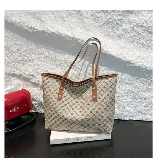 Classic Everyday Shoulder Bag – Adjustable Strap & Minimalist Design