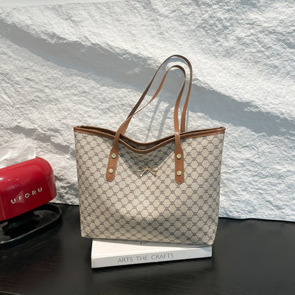 Classic Everyday Shoulder Bag – Adjustable Strap & Minimalist Design