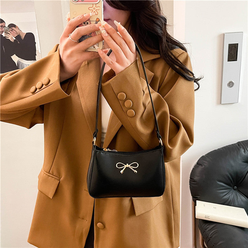 Classic Everyday Shoulder Bag – Adjustable Strap & Minimalist Design