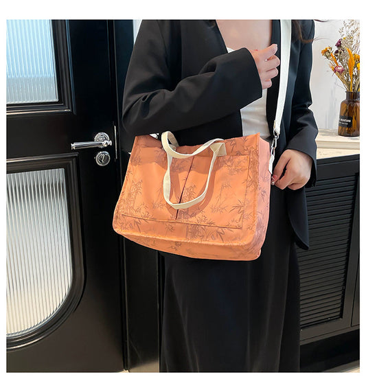 Classic Everyday Shoulder Bag – Adjustable Strap & Minimalist Design