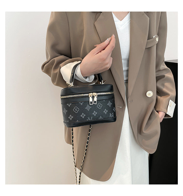 Classic Everyday Shoulder Bag – Adjustable Strap & Minimalist Design