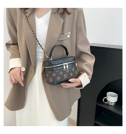 Classic Everyday Shoulder Bag – Adjustable Strap & Minimalist Design