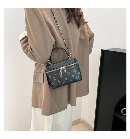 Classic Everyday Shoulder Bag – Adjustable Strap & Minimalist Design