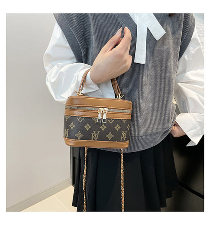 Classic Everyday Shoulder Bag – Adjustable Strap & Minimalist Design