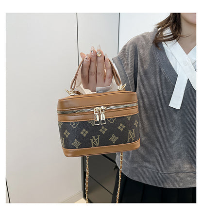 Classic Everyday Shoulder Bag – Adjustable Strap & Minimalist Design
