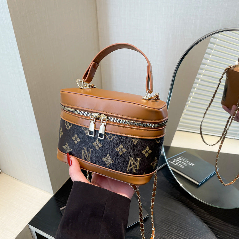 Classic Everyday Shoulder Bag – Adjustable Strap & Minimalist Design