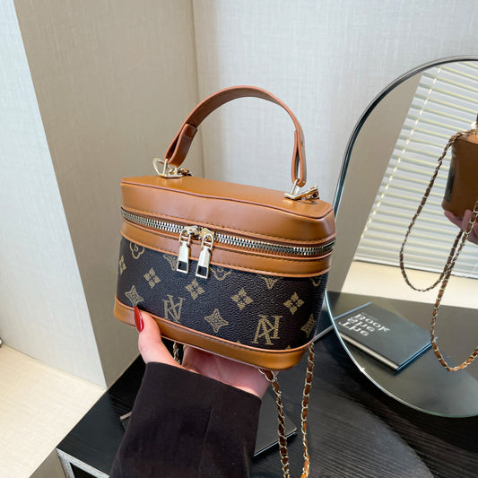 Classic Everyday Shoulder Bag – Adjustable Strap & Minimalist Design