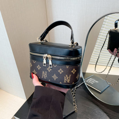 Classic Everyday Shoulder Bag – Adjustable Strap & Minimalist Design