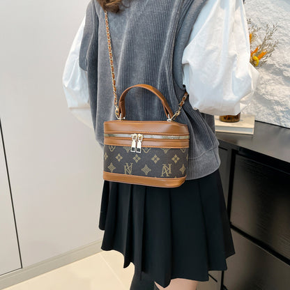 Classic Everyday Shoulder Bag – Adjustable Strap & Minimalist Design