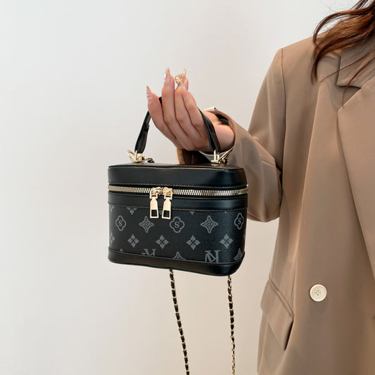 Classic Everyday Shoulder Bag – Adjustable Strap & Minimalist Design