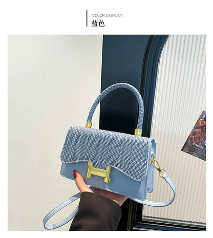 Classic Everyday Shoulder Bag – Adjustable Strap & Minimalist Design