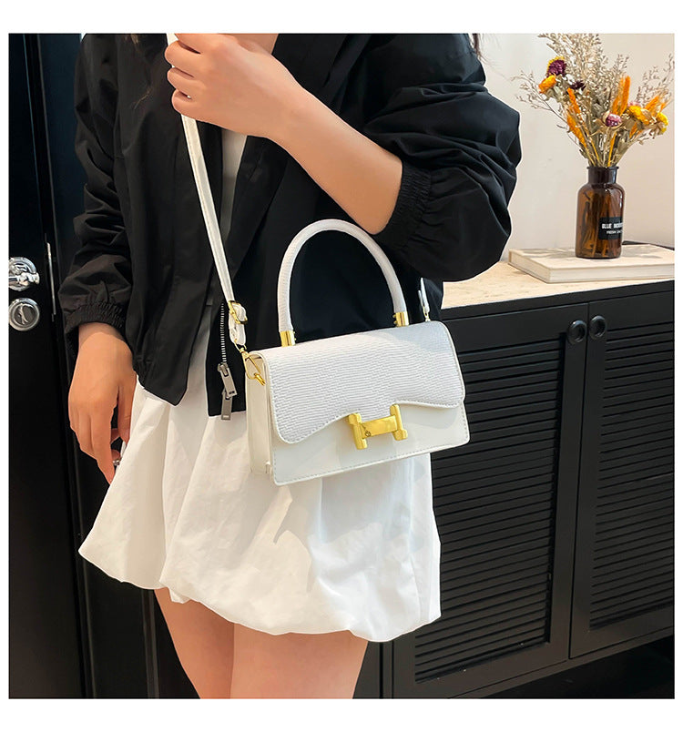 Classic Everyday Shoulder Bag – Adjustable Strap & Minimalist Design