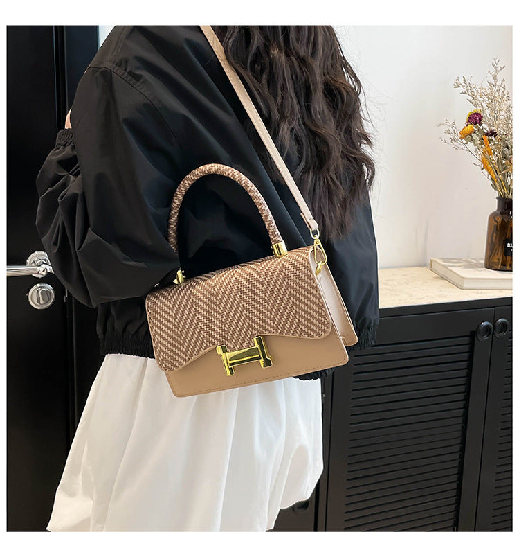 Classic Everyday Shoulder Bag – Adjustable Strap & Minimalist Design