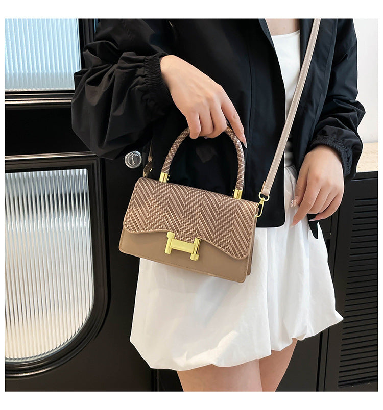 Classic Everyday Shoulder Bag – Adjustable Strap & Minimalist Design