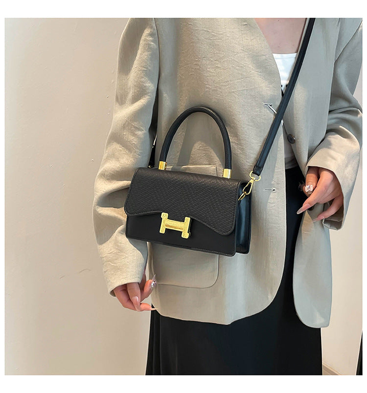 Classic Everyday Shoulder Bag – Adjustable Strap & Minimalist Design