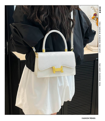 Classic Everyday Shoulder Bag – Adjustable Strap & Minimalist Design