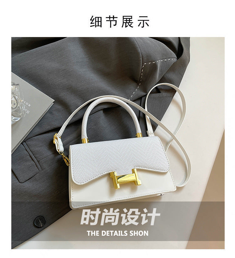 Classic Everyday Shoulder Bag – Adjustable Strap & Minimalist Design