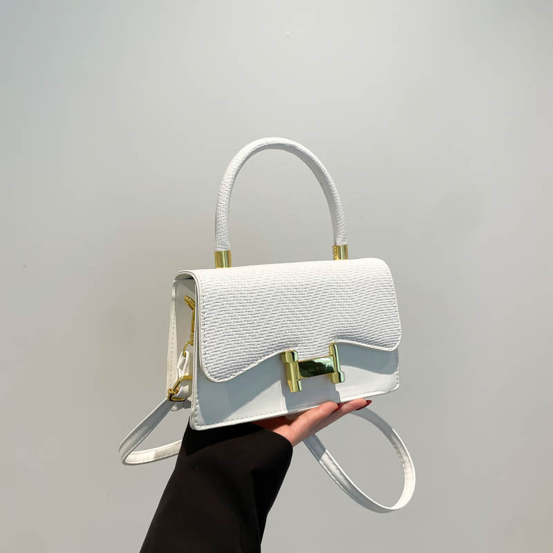 Classic Everyday Shoulder Bag – Adjustable Strap & Minimalist Design