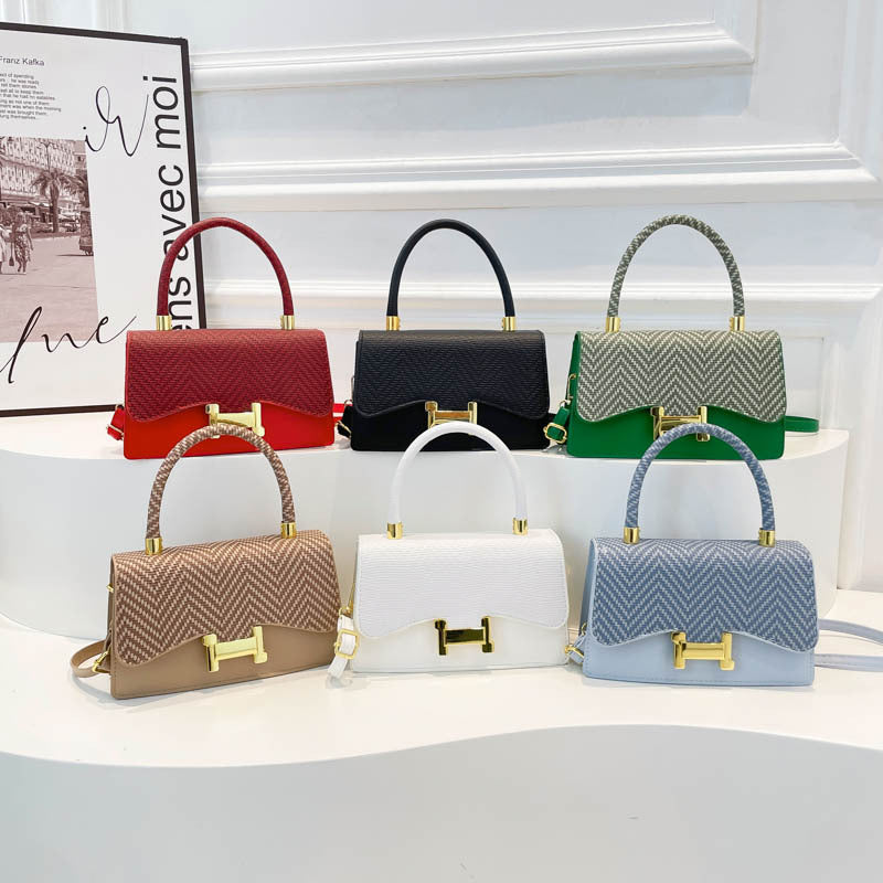 Classic Everyday Shoulder Bag – Adjustable Strap & Minimalist Design