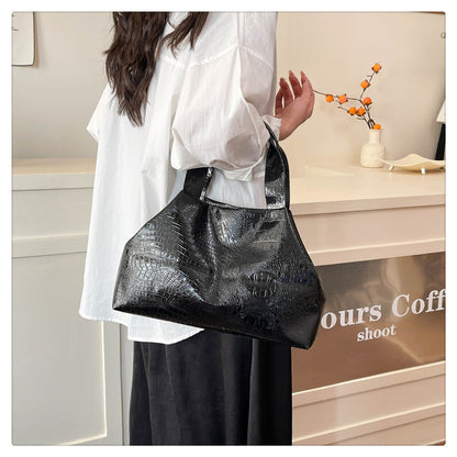 Classic Everyday Shoulder Bag – Adjustable Strap & Minimalist Design