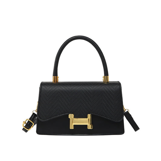 Classic Everyday Shoulder Bag – Adjustable Strap & Minimalist Design